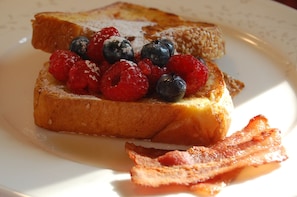 Petit déjeuner composé de spécialités régionales compris