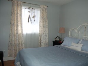Chambre, 1 grand lit, salle de bains privée (Not Ensuite) | Fer et planche à repasser, Wi-Fi gratuit