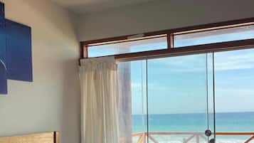 Tabla de planchar con plancha, wifi gratis y ropa de cama