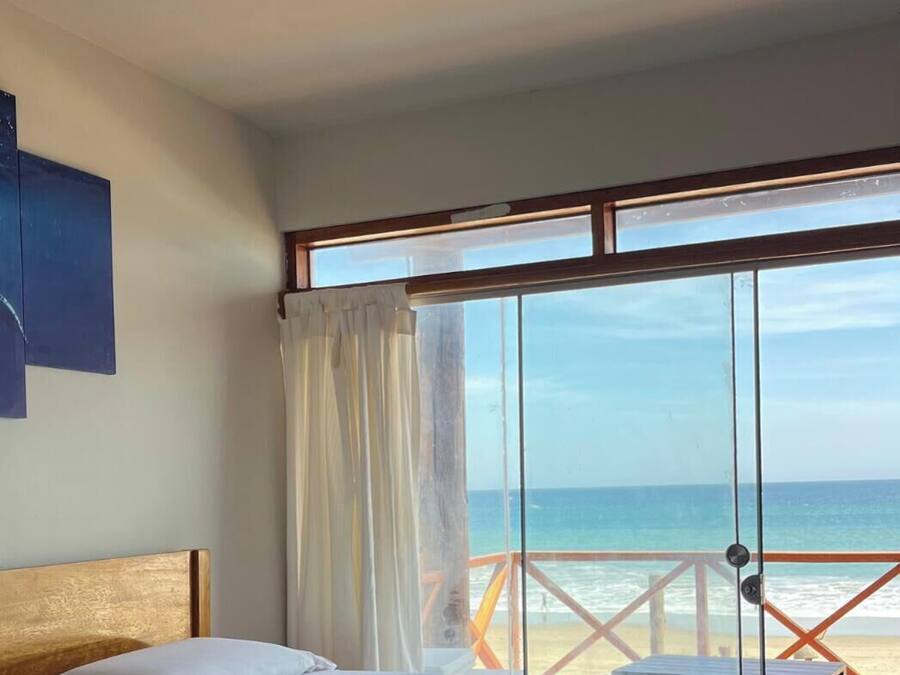Tabla de planchar con plancha, wifi gratis y ropa de cama