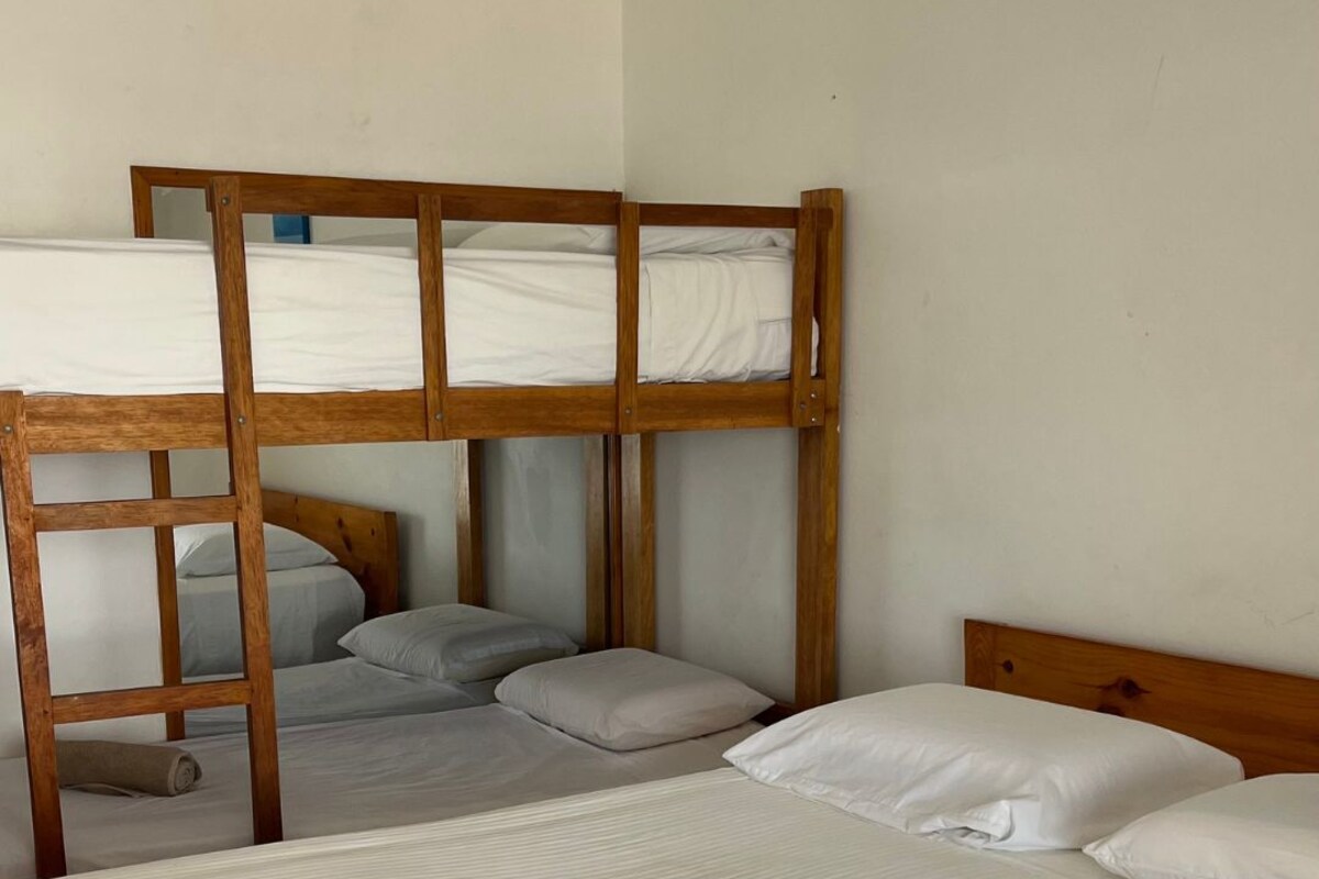 Habitación Matrimonial + Camarote | Strykejern/-brett, wi-fi (inkludert) og sengetøy