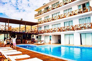 2 outdoor pools, open 10:00 AM to 6:30 PM, pool loungers - Hotel Costa Blanca Mancora (Los Organos)