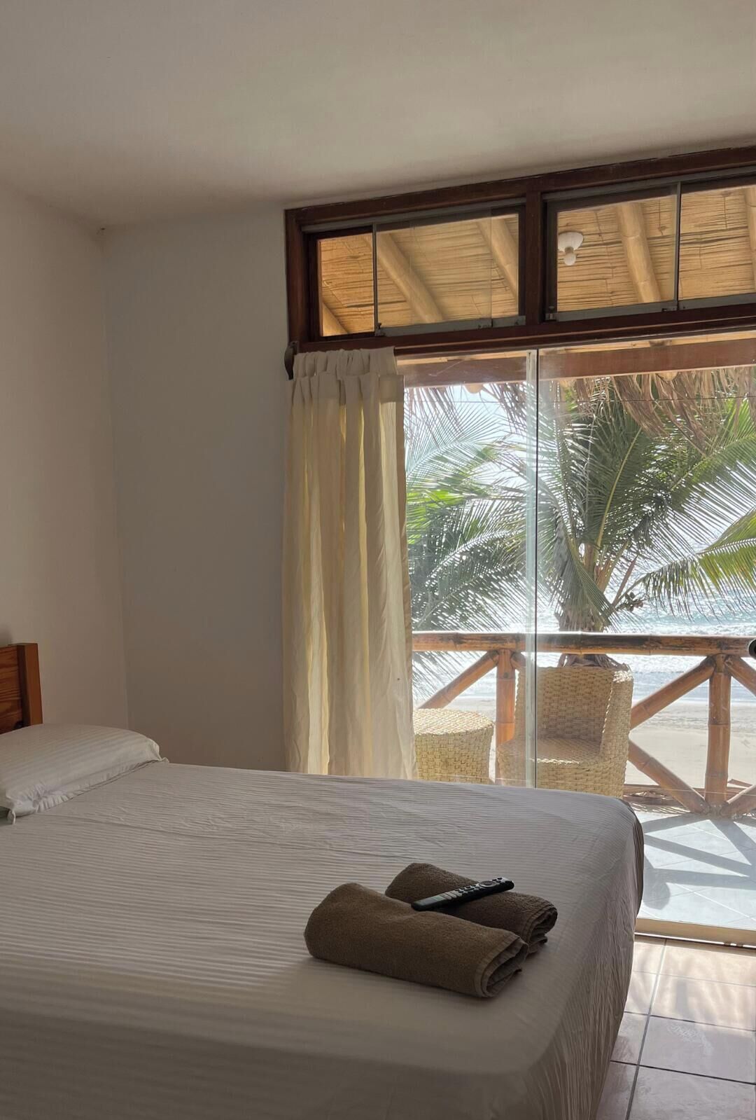 Tabla de planchar con plancha, wifi gratis y ropa de cama 