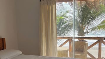 Tabla de planchar con plancha, wifi gratis y ropa de cama