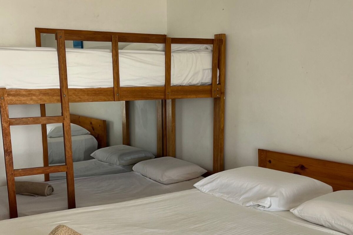 Habitación Matrimonial + Camarote | Strykejern/-brett, wi-fi (inkludert) og sengetøy