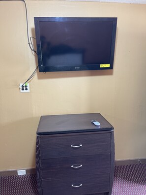 Basic Room, 1 Queen Bed, Smoking