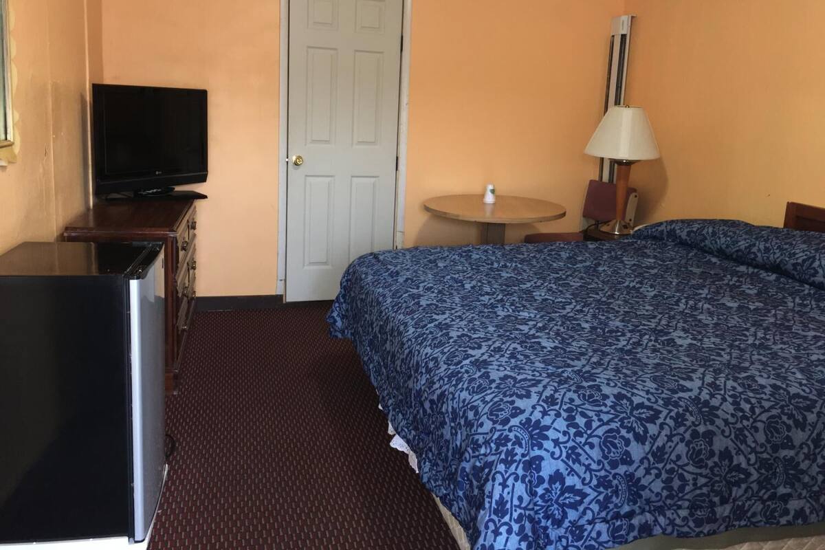 Chambre de base, 1 très grand lit | Literie fournie
