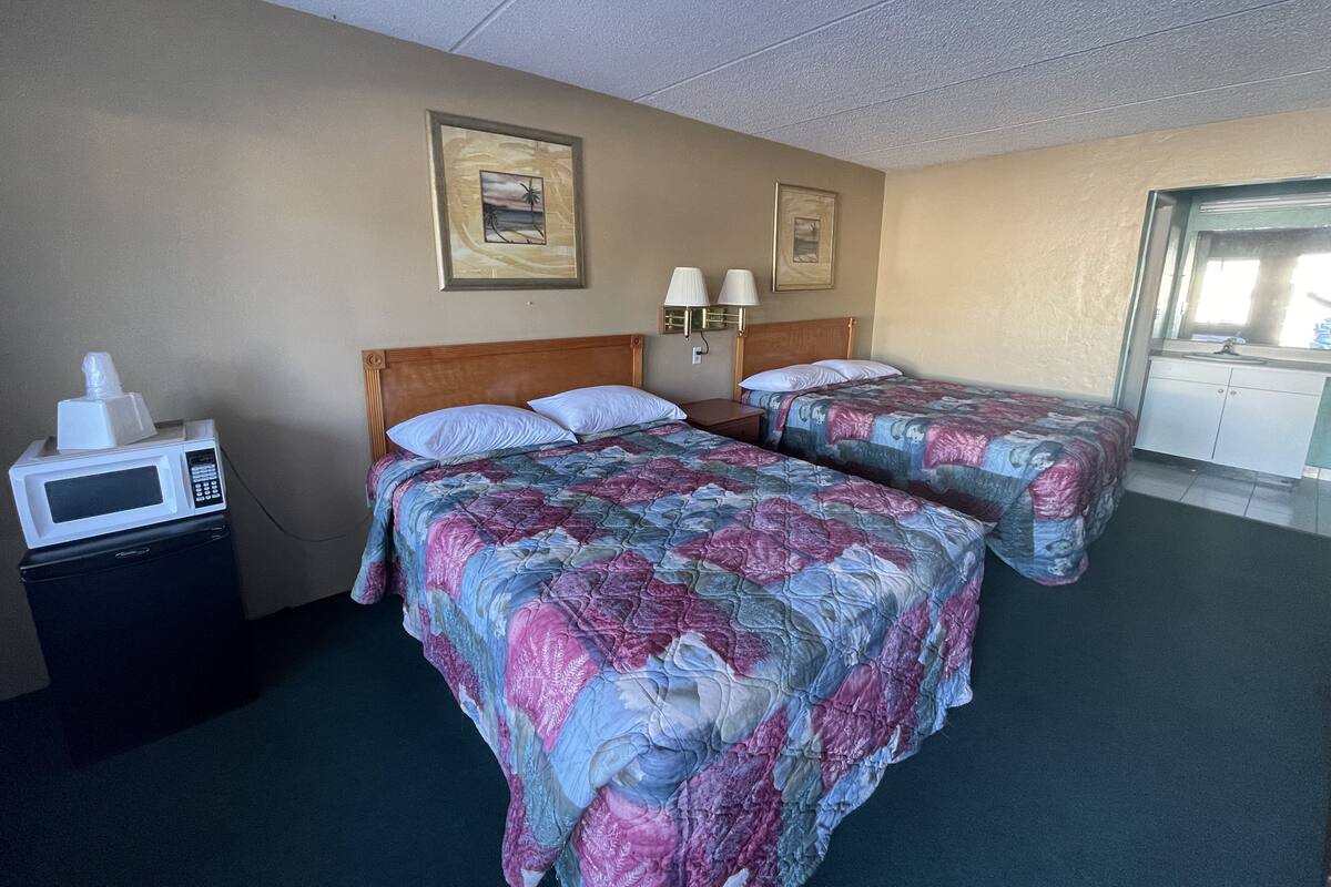 Standard Room | Desk, WiFi (free), bed sheets