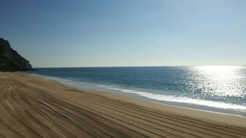 Nära stranden och vit sandstrand