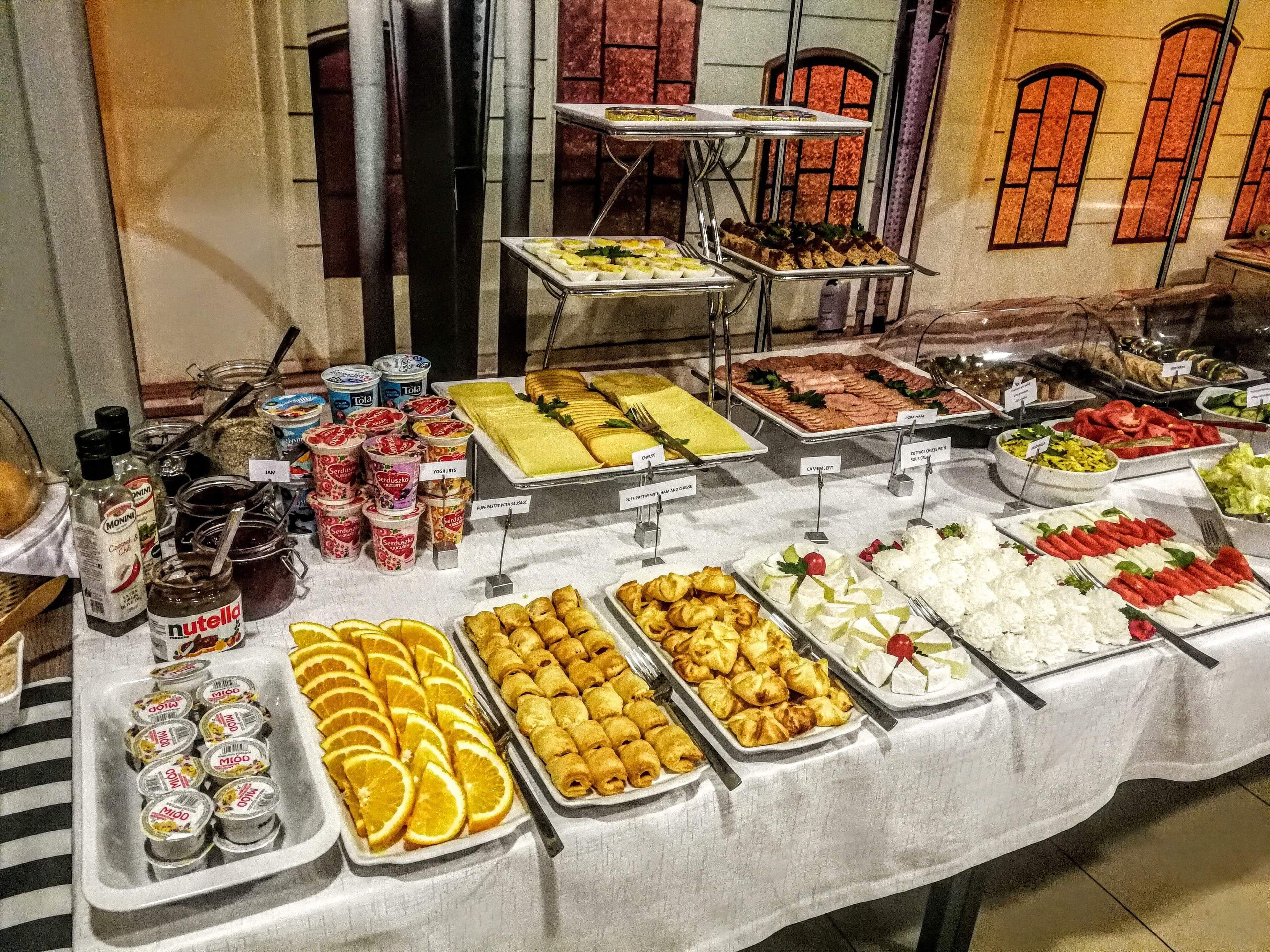 daily cooked-to-order breakfast (pln 20 per person)