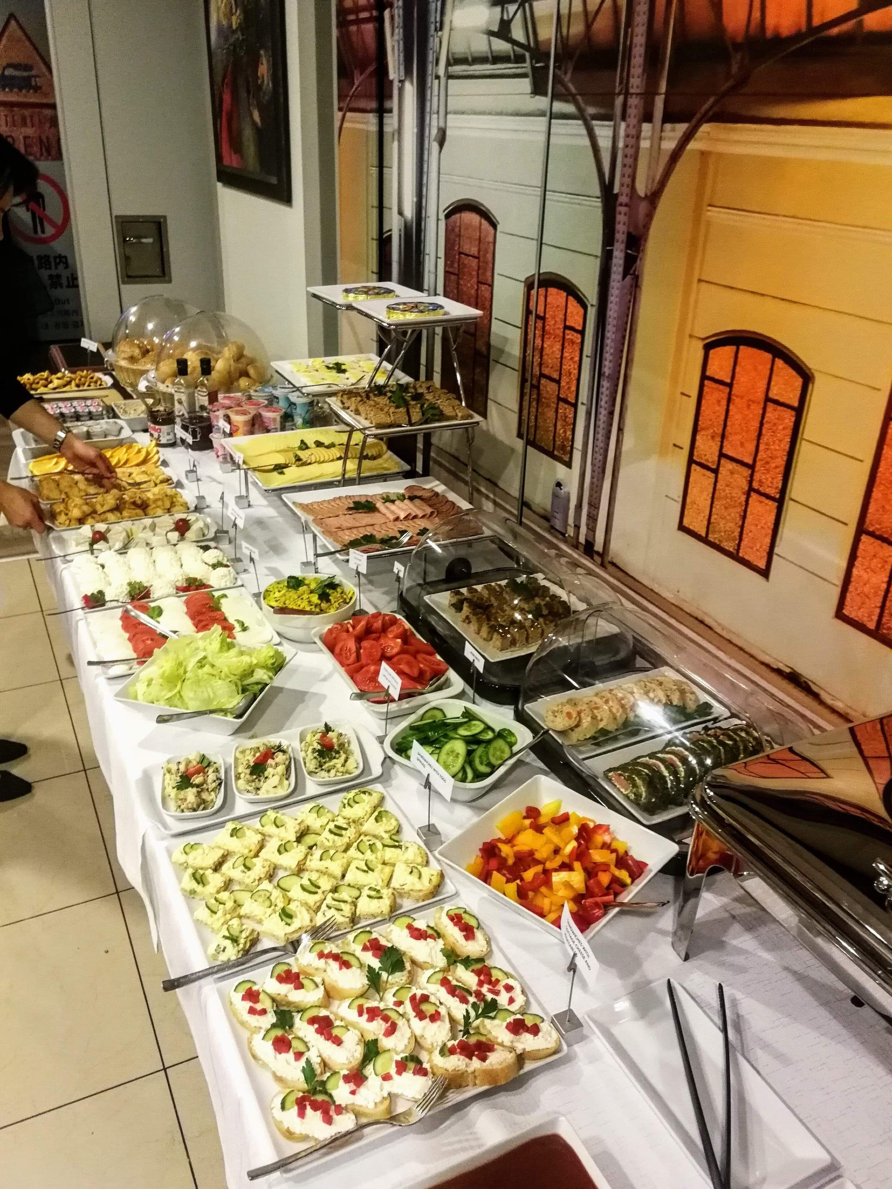 daily cooked-to-order breakfast (pln 20 per person)