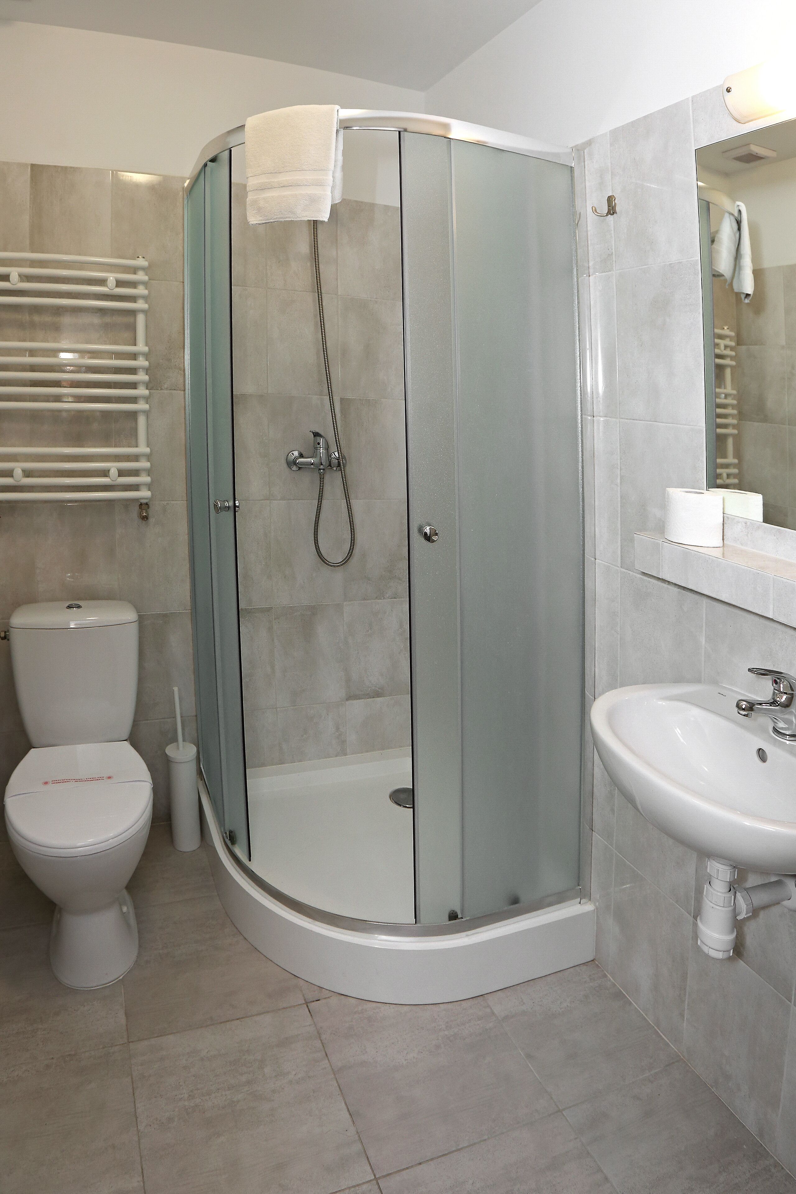 basic quadruple room, multiple beds | bathroom | shower, towels