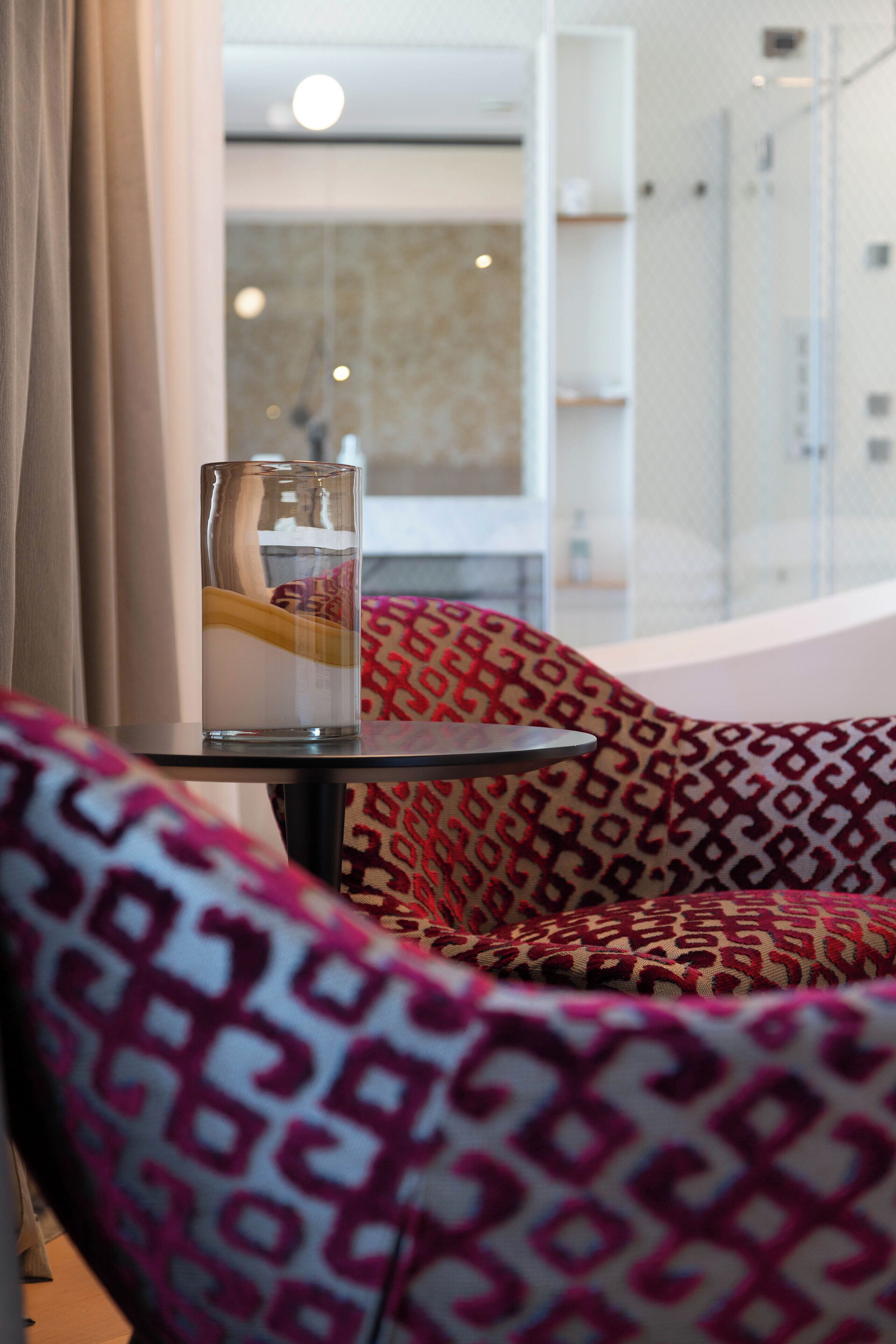 camera deluxe | premium bedding, minibar, in-room safe, desk