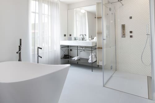Camera Deluxe | Badezimmer | Regendusche, kostenlose Toilettenartikel, Haartrockner, Bademäntel