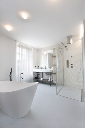 Junior suite | Badkamer | Een regendouche, gratis toiletartikelen, een haardroger, badjassen