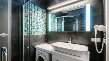 Apartment | Bathroom | Shower, free toiletries