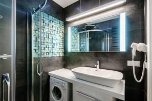 Apartment | Bathroom | Shower, free toiletries - Dream Loft Krucza (Warsaw)