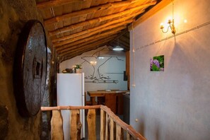 House, 2 Bedrooms (Vulcano) | Private kitchen | Fridge, microwave, oven, stovetop - Aldeia dos Caldeirões (Madalena)
