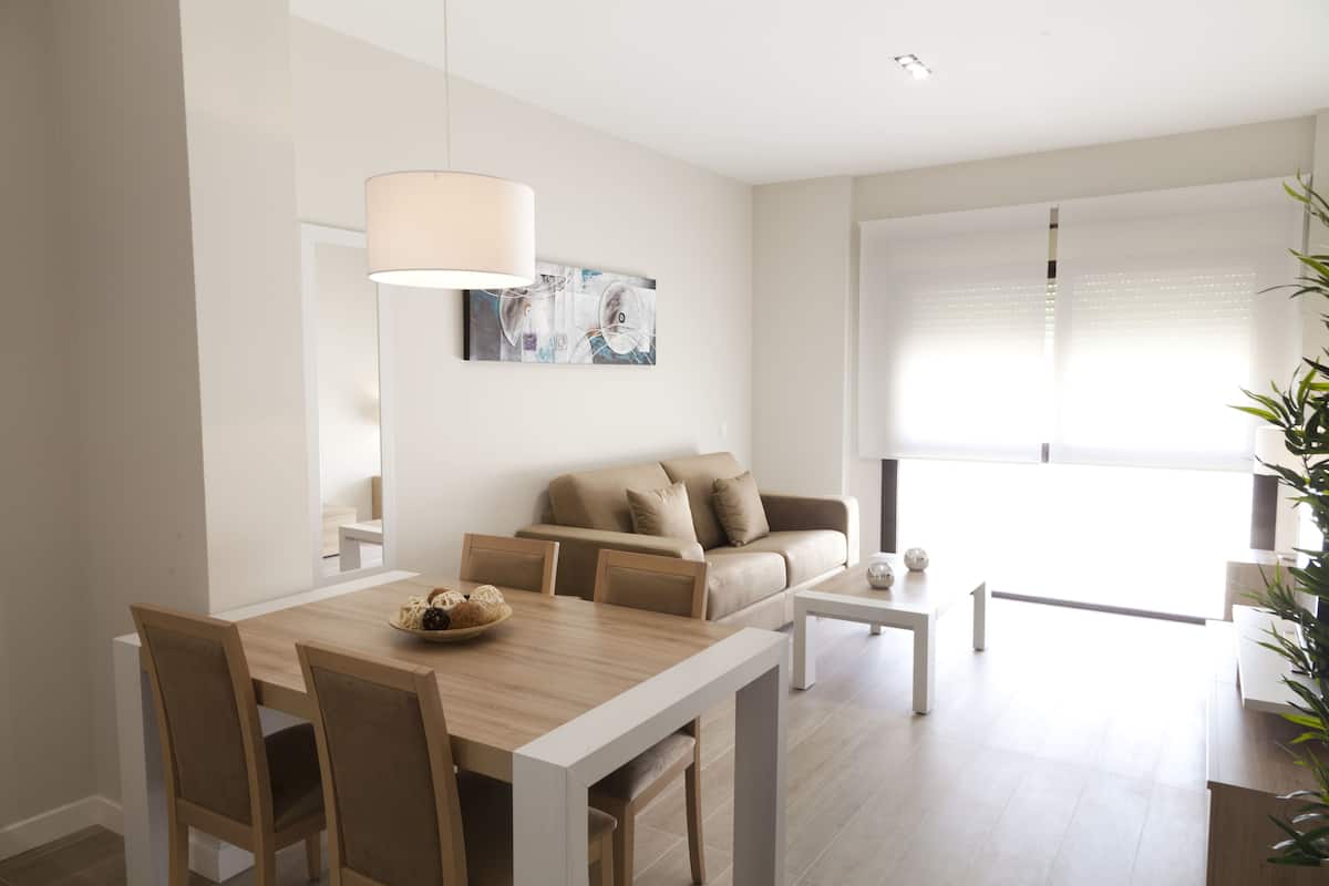 Departamento superior, 1 habitación (Calle Carreteria 31, 39, 48, 68) | Decoración personalizada, muebles diferentes y escritorio