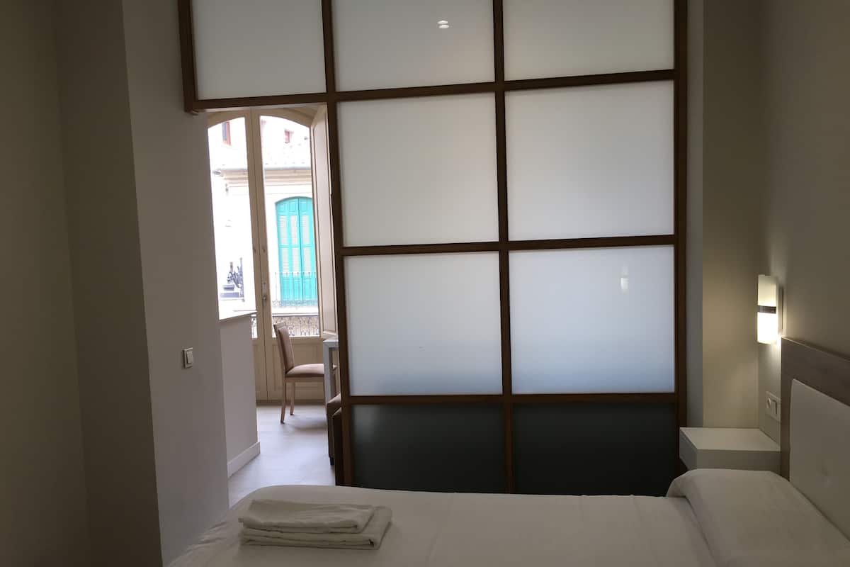 Estudio Premium, 1 cama matrimonial y sofá cama (Calle Carretería 68) | Decoración personalizada, muebles diferentes y escritorio