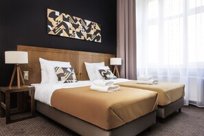 In-room safe, desk, laptop workspace, soundproofing - Zulian Aparthotel by Artery Hotels (Kraków)