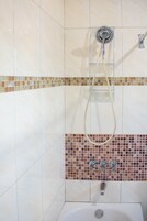 Bañera con ducha, artĂculos de tocador gratuitos, secador de pelo
