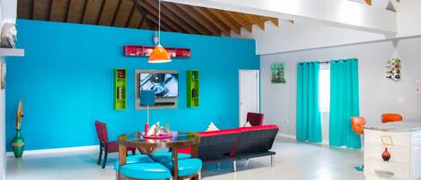 Apartamento superior, 1 cama King, cozinha, no canto | Área de estar | TV de tela plana 50 polegadas com canais a cabo, TV, DVD player