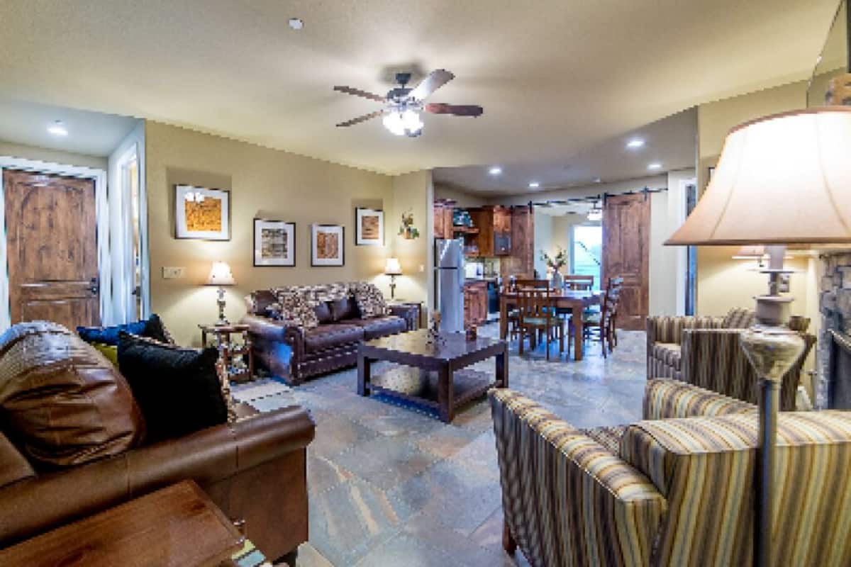 Suite de lujo, baño en la habitación, vista a la montaña (Panorama Trail Suite) | Área de sala de estar | Televisión de 35 pulgadas con canales por cable y tenis de mesa