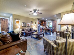 奢華套房, 獨立浴室, 山景 (Panorama Trail Suite) | 起居區 | 35-吋電視、有線頻道、乒乓球