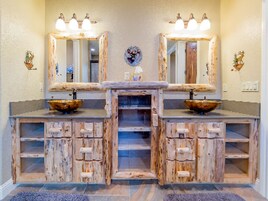 奢华套房, 独立浴室, 山景 (Panorama Trail Suite) | 浴室 | 大花洒淋浴喷头