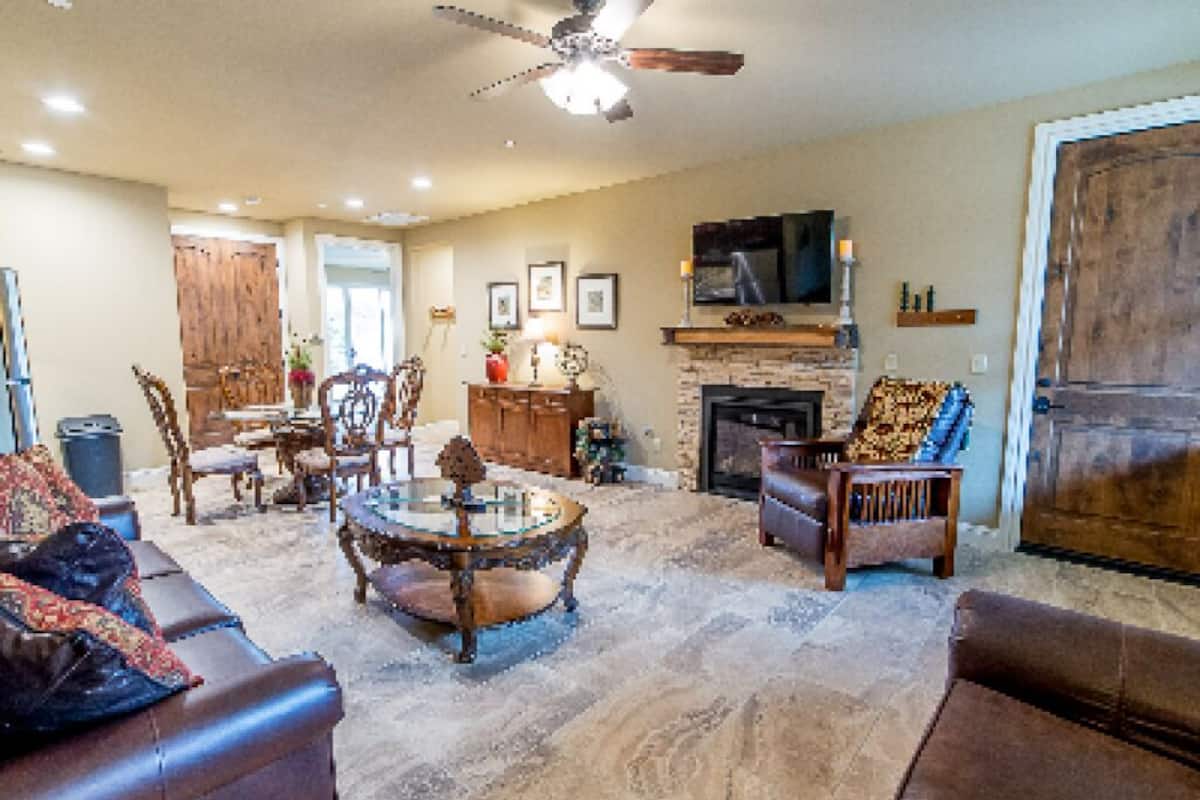 Suite Premium, baño en la habitación, vista a la montaña (Mist Trail Suite) | Área de sala de estar | Televisión de 35 pulgadas con canales por cable y tenis de mesa