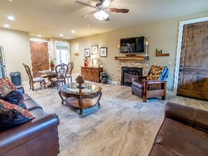 Phòng Suite Premium, có phòng tắm riêng, quang cảnh núi (Mist Trail Suite) | Khu phòng khách | TV 35-inch có truyền hình cáp, bàn bóng bàn