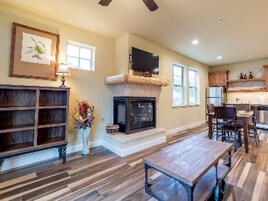 高级套房, 独立浴室, 花园景观 (Sentinel Dome Trail Suite) | 起居区 | 35-英寸电视 （配备有线频道）、乒乓球