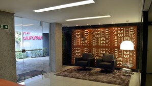 Lobby sitting area - Flat California (Belo Horizonte)