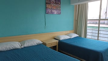 四人房 | 客房内保险箱、办公桌、免费 WiFi、床单