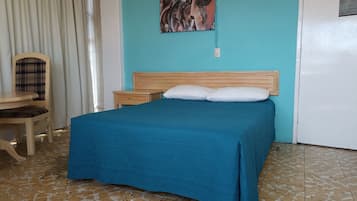 Habitación doble estándar | Caja de seguridad en la habitación, escritorio y wifi gratis