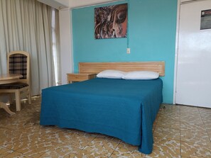 Habitación doble estándar | Caja de seguridad en la habitación, escritorio y wifi gratis 