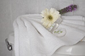 Dusche, kostenlose Toilettenartikel, Handtücher