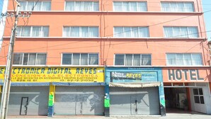 A multi-story building with the sign "HOTEL VIENA" on the top.