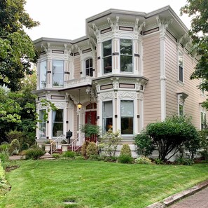 Front of property - McCall House Boutique Inn (Ashland)