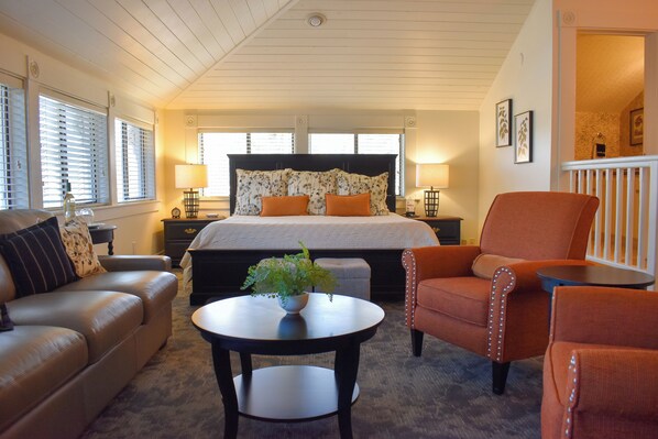Sleeping Porch, 1 King Bed with Sofa Bed | Premium bedding, individually decorated, individually furnished - McCall House Boutique Inn (Ashland)