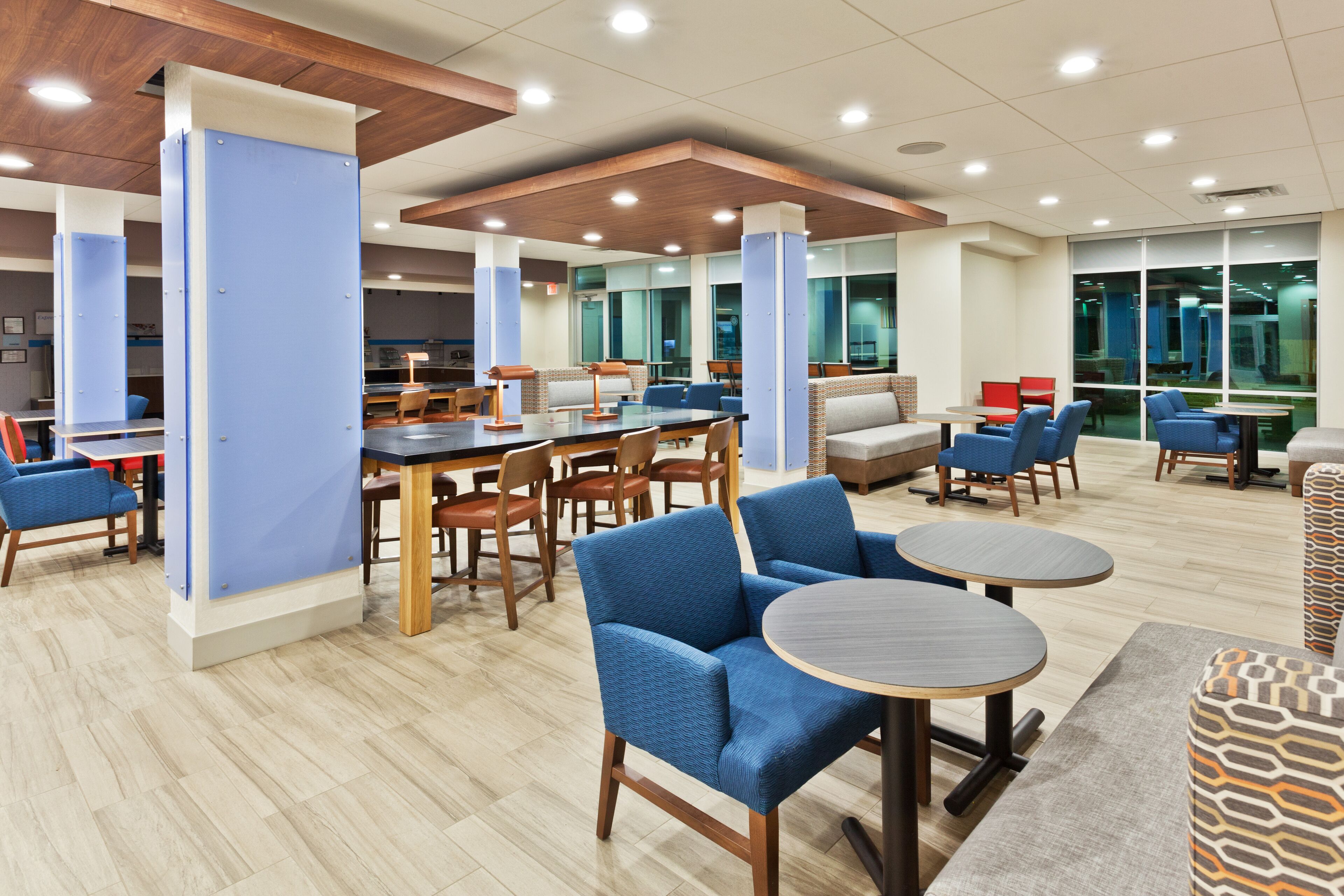 朝食 (ビュッフェ)、毎日提供 (無料)