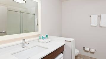 Đồ dùng nhà tắm miễn phí, máy sấy tóc, khăn tắm