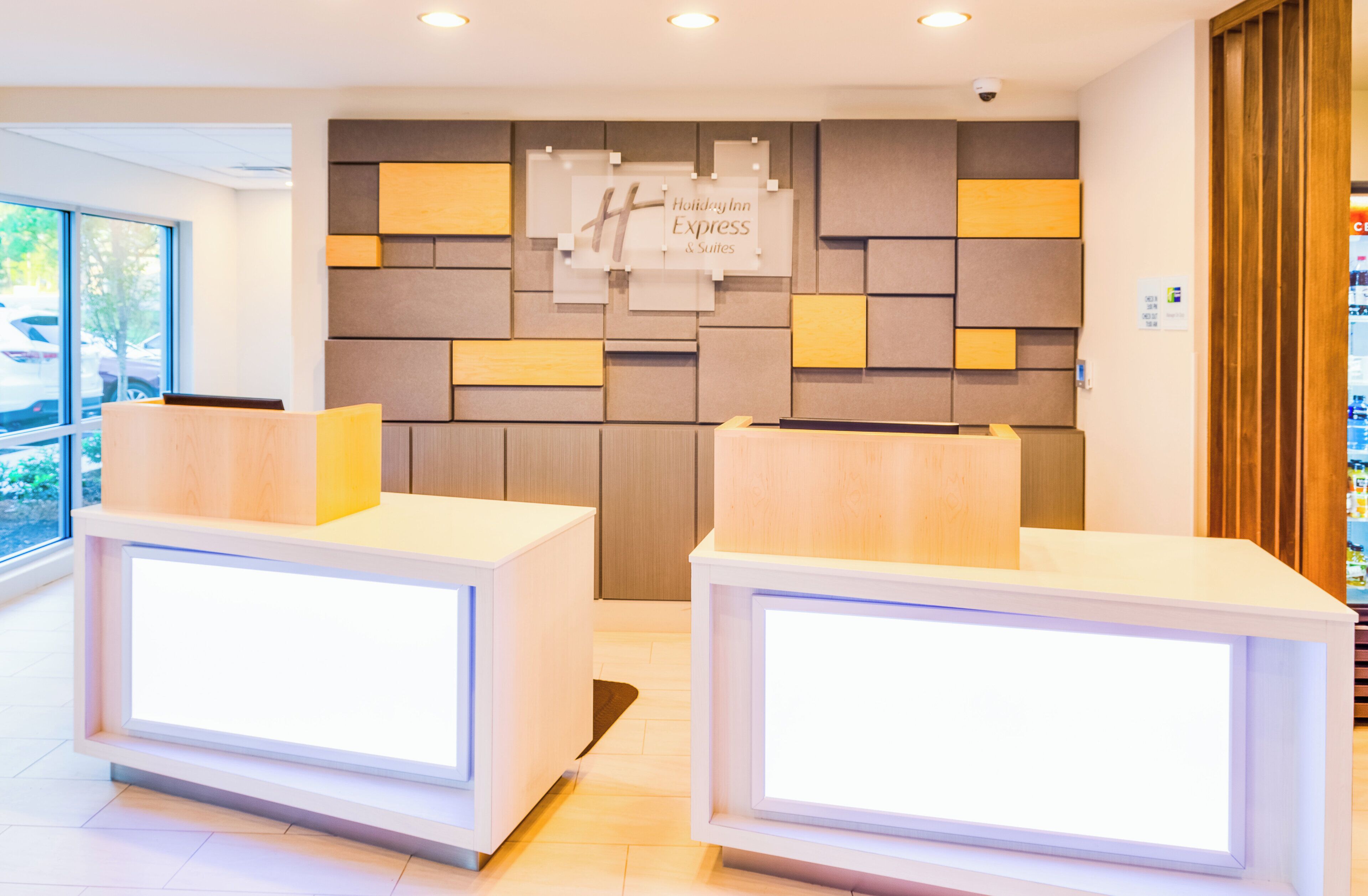 Un comptoir d’accueil avec une enseigne indiquant « Holiday Inn Express & Suites ».