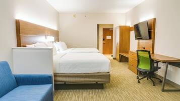 Une chambre d’hôtel avec un lit, un bureau, une chaise et un téléviseur.