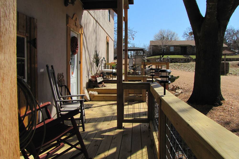Covered Wagon B&B Guesthouse - London, TX