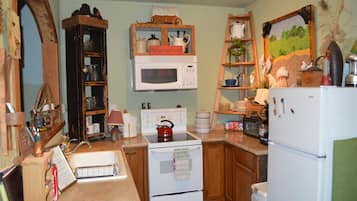 Suite studio, 1 chambre, salle de bain privée, rez-de-chaussée | Cuisine privée | Réfrigérateur, four à micro-ondes, un four, surface de cuisson