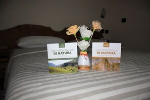 Quarto casal | Escrivaninha, berços grátis, camas extras/dobráveis (sobretaxa)