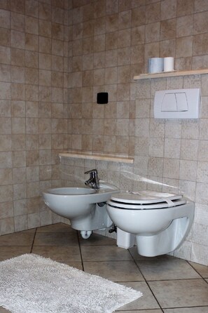 Twin Room | Bathroom