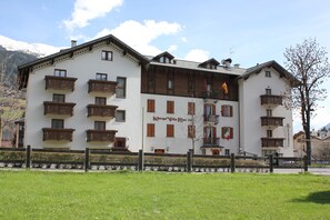 A multi-story hotel with balconies and a sign indicating it is a hotel.